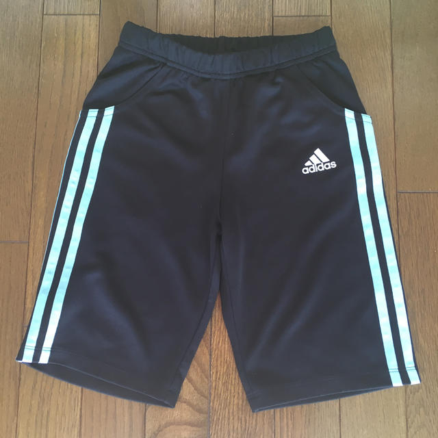 adidas(アディダス)のアディダス　ジャージハーフパンツ　キッズ　140 キッズ/ベビー/マタニティのキッズ服女の子用(90cm~)(パンツ/スパッツ)の商品写真