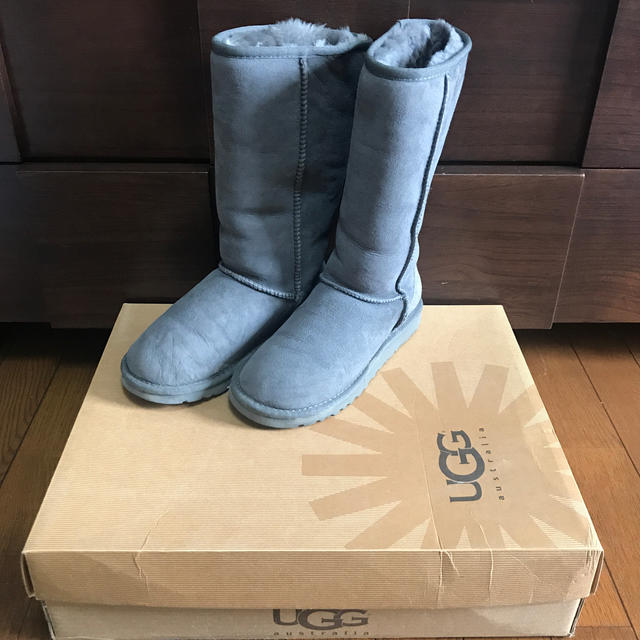 UGG(アグ)の週末限定値下！！【箱付】UGGアグ　ムートンブーツ　ロング　グレー　サイズ６　 レディースの靴/シューズ(ブーツ)の商品写真