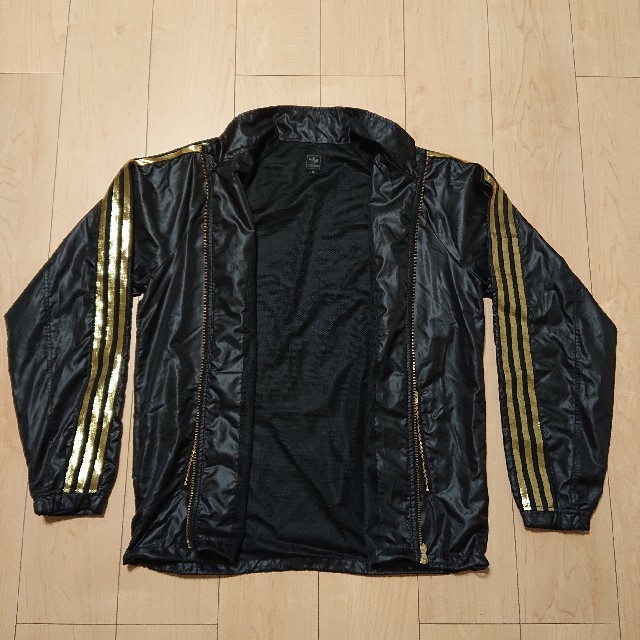 adidas(アディダス)の良品 adidas originals ナイロンジャケット ブラック ゴールド メンズのジャケット/アウター(ナイロンジャケット)の商品写真