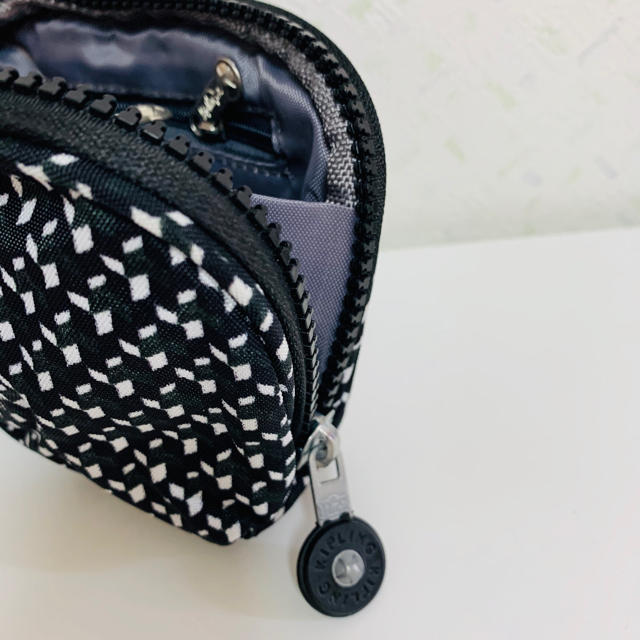 kipling(キプリング)の新品人気商品　キプリングポーチ　コインポーチ　手持ちバックファスナータイプ小紋柄 レディースのファッション小物(ポーチ)の商品写真