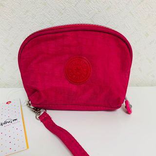 キプリング(kipling)の新品　ポーチ　手持ちバック　人気商品キプリングマンキつき　ピンク色　可愛い(ポーチ)