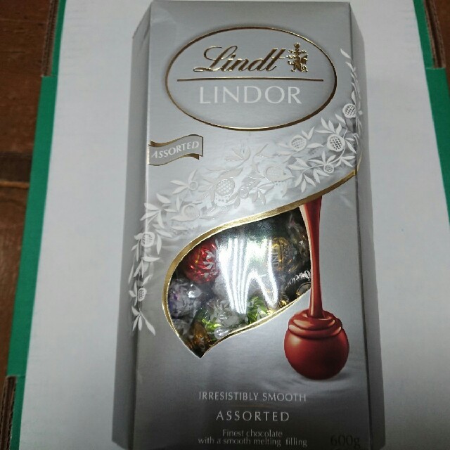 Lindt(リンツ)の1箱600g リンツリンドールチョコレート　シルバーアソート 食品/飲料/酒の食品(菓子/デザート)の商品写真