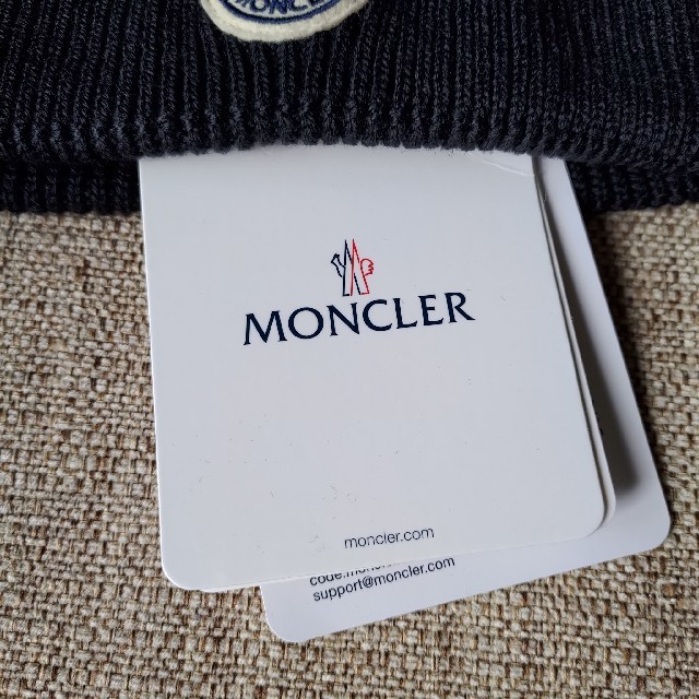 MONCLER(モンクレール)のMONCLER！ ニット帽  ロゴパッチ メンズ 黒 メンズの帽子(ニット帽/ビーニー)の商品写真
