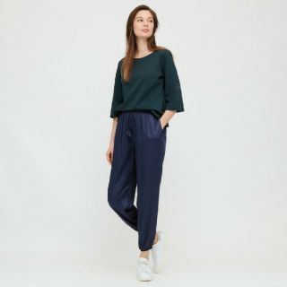 ユニクロ(UNIQLO)のUNIQLO　サテンドレープジョガーパンツ　S　ネイビー　ユニクロ(クロップドパンツ)