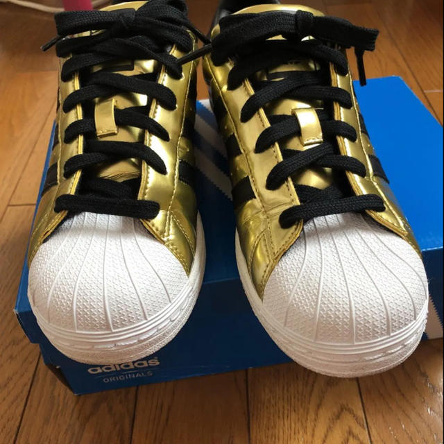 adidas(アディダス)のadidasアディダス スーパースターW BY9180 GOLD size7 レディースの靴/シューズ(スニーカー)の商品写真