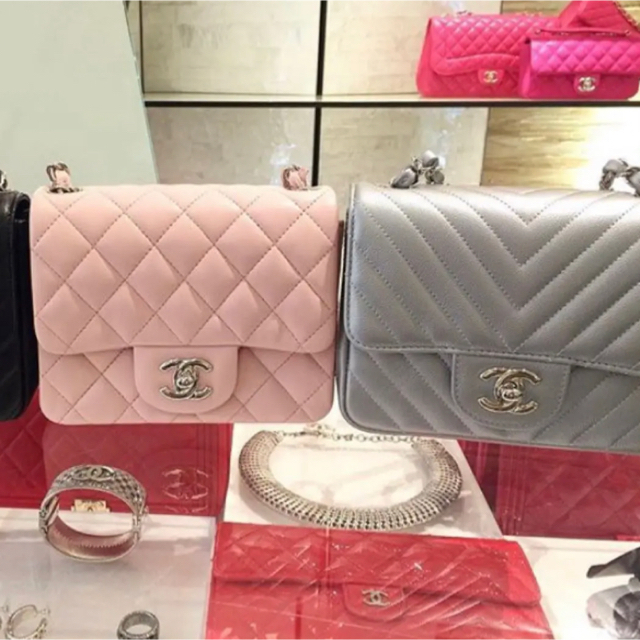 CHANEL(シャネル)のCHANEL❤️ スクエア ミニマトラッセ シルバー　マトラッセ レディースのバッグ(ショルダーバッグ)の商品写真