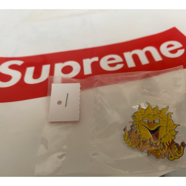 Supreme(シュプリーム)のSupreme Smurfs Sticker Set＋Sun pin 20fw  メンズのファッション小物(その他)の商品写真