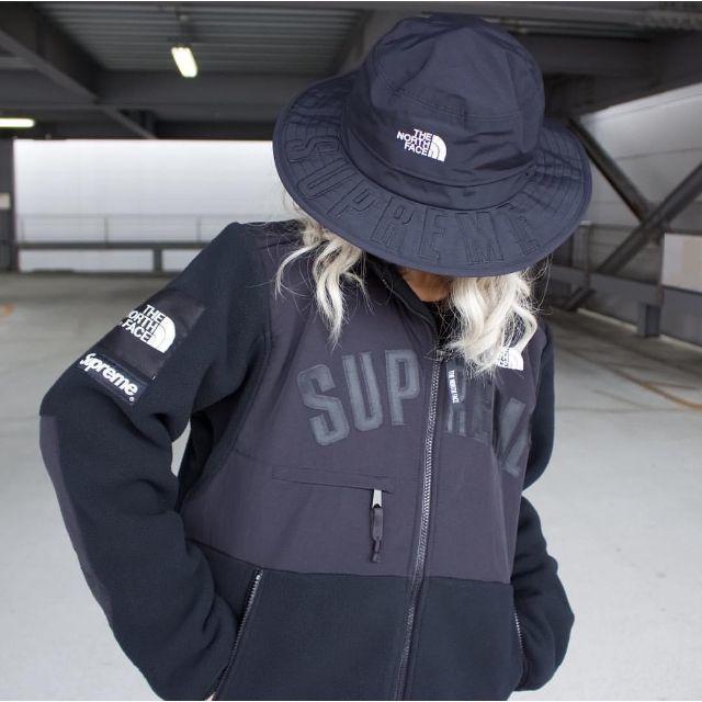 Supreme(シュプリーム)の新品 Supreme The North Face Arc Logo 黒M メンズのジャケット/アウター(マウンテンパーカー)の商品写真