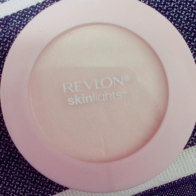 REVLON(レブロン)のRevlon skinlights コスメ/美容のベースメイク/化粧品(フェイスパウダー)の商品写真