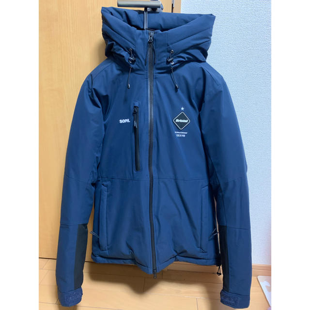 F.C.R.B.(エフシーアールビー)のFCRB Bristol TOUR DOWN PARKA メンズのジャケット/アウター(ダウンジャケット)の商品写真