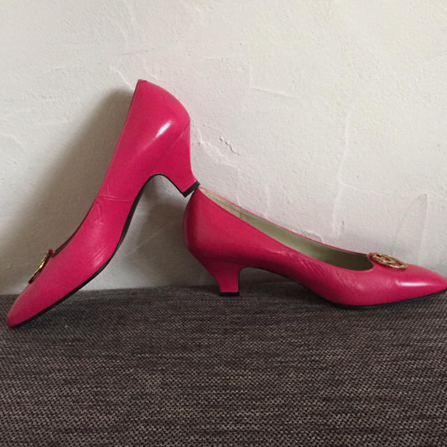 Yves Saint Laurent Beaute(イヴサンローランボーテ)の80s仏！YSL！ビビッドピンクパンプス レディースの靴/シューズ(ハイヒール/パンプス)の商品写真