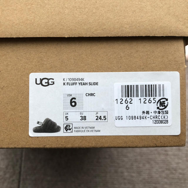 UGG(アグ)の【新品】UGGフラッフイヤースライド ファー サンダル　24.5  レディースの靴/シューズ(サンダル)の商品写真