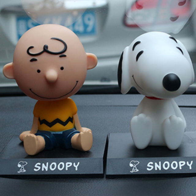 スヌーピー＆チャーリーブラウンのセット　首振り人形　スマホスタンド　車用 | フリマアプリ ラクマ