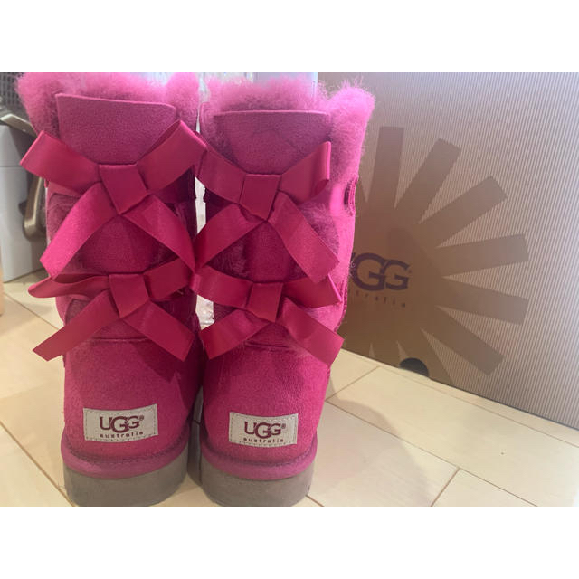 UGG(アグ)のUGG ムートンブーツ　ピンク　リボン　25cm レディースの靴/シューズ(ブーツ)の商品写真