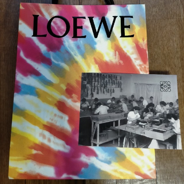 LOEWE(ロエベ)の期間限定品LOEWE紙袋と非売品葉書 レディースのバッグ(ショップ袋)の商品写真