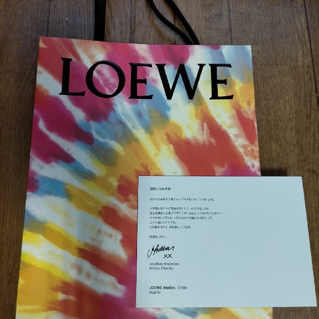 LOEWE(ロエベ)の期間限定品LOEWE紙袋と非売品葉書 レディースのバッグ(ショップ袋)の商品写真