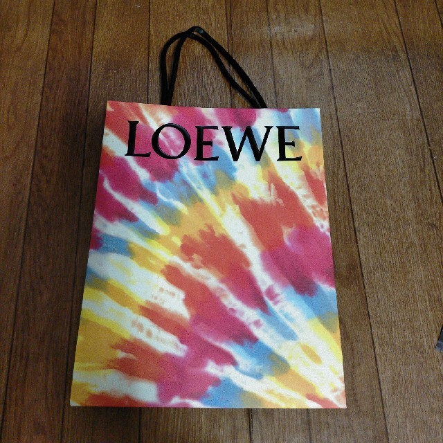 LOEWE(ロエベ)の期間限定品LOEWE紙袋と非売品葉書 レディースのバッグ(ショップ袋)の商品写真