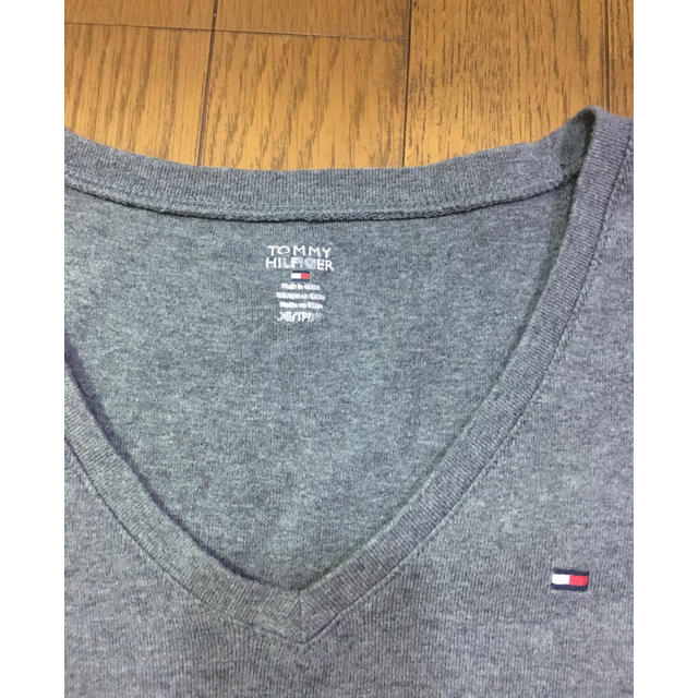 TOMMY HILFIGER(トミーヒルフィガー)のトミー　Vネック半袖シャツ　グレー レディースのトップス(Tシャツ(半袖/袖なし))の商品写真