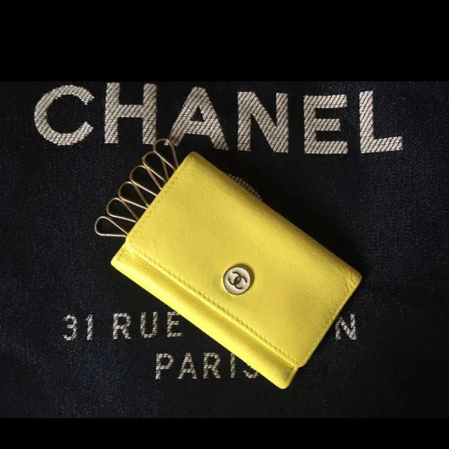 CHANEL(シャネル)のキラキラ 様 専用 CHANEL ココボタン キーケース 黄色 レディースのファッション小物(キーケース)の商品写真