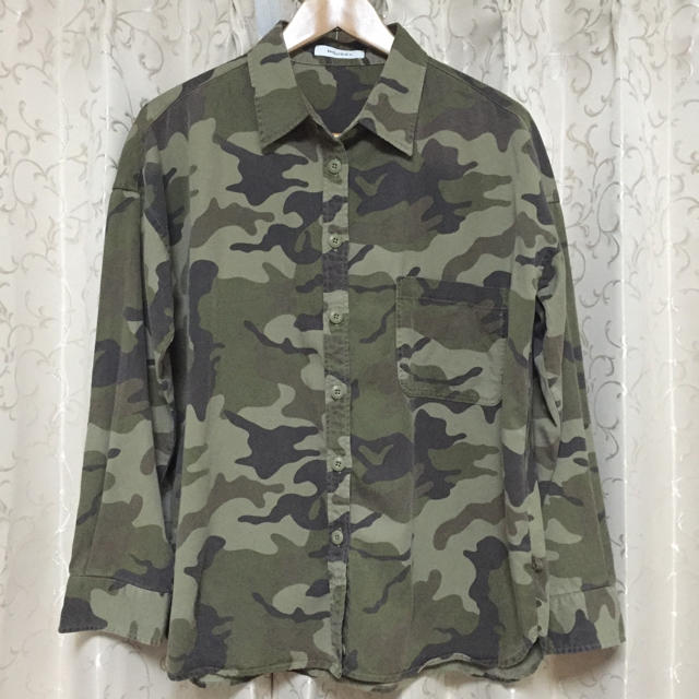 moussy(マウジー)のmoussy カモフラシャツ レディースのトップス(シャツ/ブラウス(長袖/七分))の商品写真