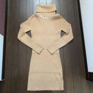 セシルマクビー(CECIL McBEE)のセシルマクビー　首元ビジュータートルネックベージュニットワンピース(ひざ丈ワンピース)