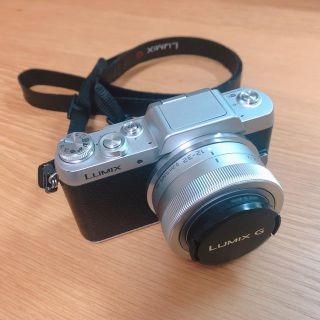 パナソニック(Panasonic)のPanasonic LUMIX DMC-GF7W シルバー ミラーレス一眼カメラ(ミラーレス一眼)