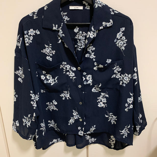 STUDIOUS(ステュディオス)のクラネ  FLOWER WIDE SILHOUETTE SHIRT レディースのトップス(シャツ/ブラウス(長袖/七分))の商品写真