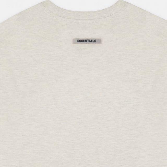 ESSENTIAL DESIGNS(エッセンシャルデザイン)のFOG Fear Of God Essentials OATMEAL S メンズのトップス(Tシャツ/カットソー(半袖/袖なし))の商品写真