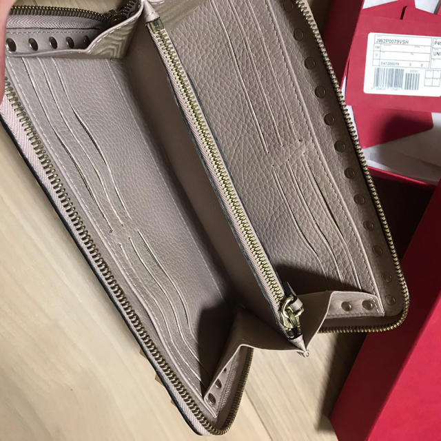 VALENTINO - VALENTINO 未使用 新品 ラウンドジップ 長財布 VALENTINO - VALENTINO 未使用 新品 ラウンドジップ 長財布