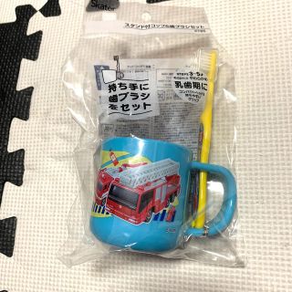 タカラトミー(Takara Tomy)の【新品】トミカ　コップ歯ブラシセット(歯ブラシ/歯みがき用品)