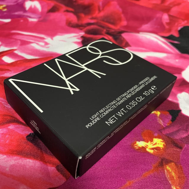 NARS(ナーズ)のNARS ライトリフレクティングセッティングパウダー プレスト N コスメ/美容のベースメイク/化粧品(フェイスパウダー)の商品写真