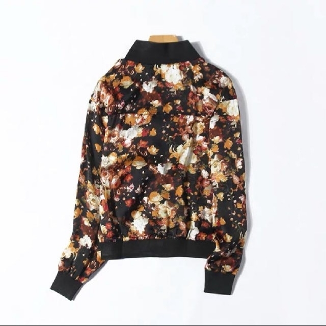 ZARA(ザラ)の花柄ジャケット　花柄ブルゾン　総柄　モード系　ショート丈　ライトアウター レディースのジャケット/アウター(ブルゾン)の商品写真