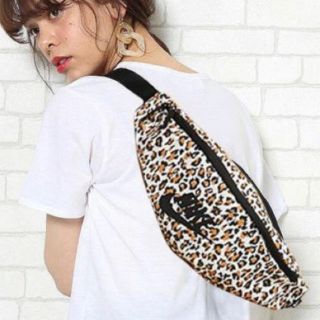 ナイキ(NIKE)の専用！NIKEウエストポーチ　ショルダーバック　ヒョウ柄(ショルダーバッグ)