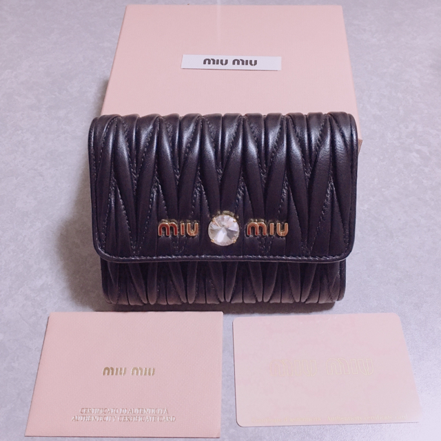 miumiu(ミュウミュウ)のmiumiuマテラッセクリスタル三つ折り財布 レディースのファッション小物(財布)の商品写真