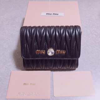 ミュウミュウ(miumiu)のmiumiuマテラッセクリスタル三つ折り財布(財布)