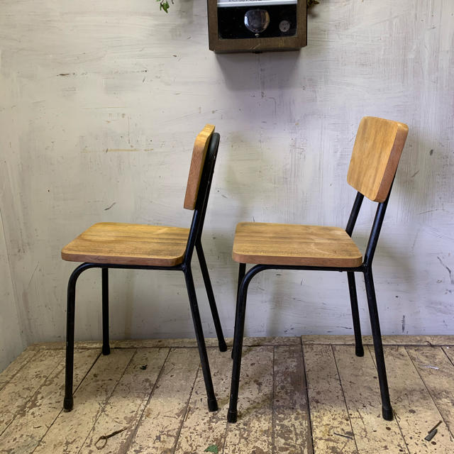 B 古い木と鉄脚のイス　2脚　食堂の椅子