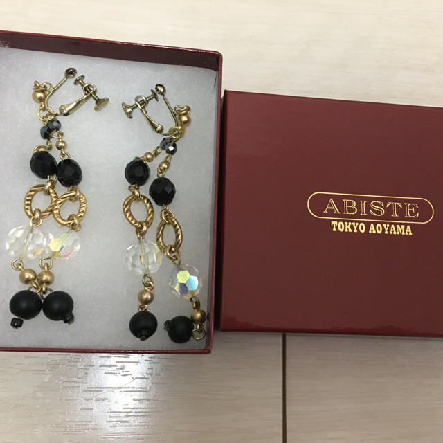 ABISTE(アビステ)のABISTE イヤリング　黒　ゴールド　外箱付き レディースのアクセサリー(イヤリング)の商品写真