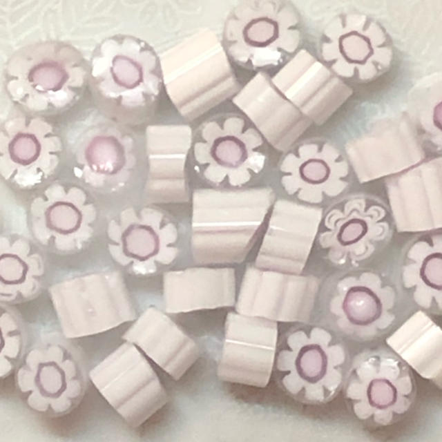 ミルフィオリ 50g ピンクの花芯にホワイト 6〜7mm U12 ハンドメイドの素材/材料(各種パーツ)の商品写真