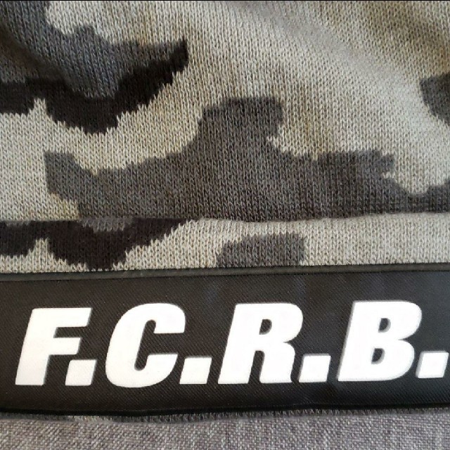 F.C.R.B.(エフシーアールビー)のF.C.R.B カモフラ柄ロゴニット帽ビーニー メンズの帽子(ニット帽/ビーニー)の商品写真