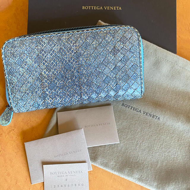 Bottega Veneta(ボッテガヴェネタ)のボッテガ・ヴェネタ　ラウンドファスナー長財布蛇革パイソンレザー　ブルー　水色 メンズのファッション小物(長財布)の商品写真