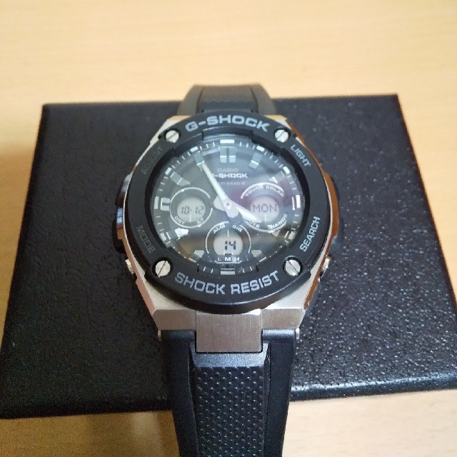 魅力の G-SHOCK GST-W300 黒☓シルバー 腕時計(デジタル)