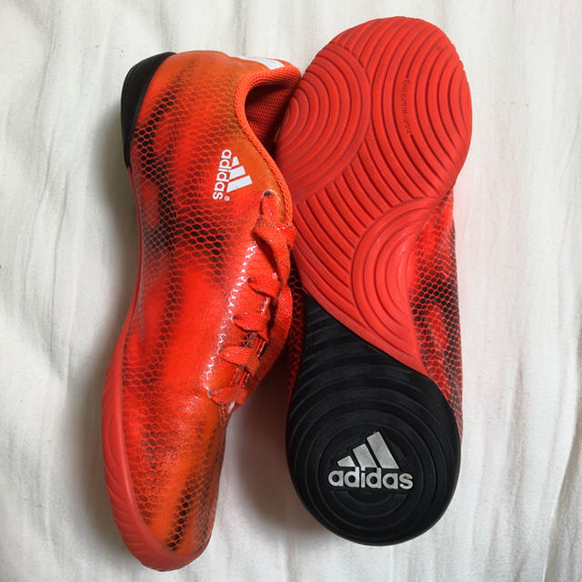 adidas(アディダス)のアディダス F10 21cmフットサルシューズ室内用 スポーツ/アウトドアのサッカー/フットサル(シューズ)の商品写真