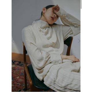 アメリヴィンテージ(Ameri VINTAGE)の【タグ付新品】SOPHIA DRAPE NECK BLOUSE(シャツ/ブラウス(長袖/七分))