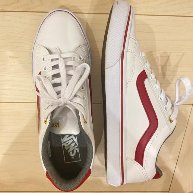 VANS(ヴァンズ)のVANS WEEKLY COURT  V441 WHT/RED/GOLD レディースの靴/シューズ(スニーカー)の商品写真