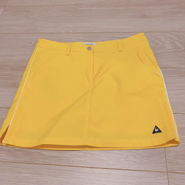 le coq sportif(ルコックスポルティフ)の【美品】lecoqsportif インナー一体型スカート　黄色 スポーツ/アウトドアのゴルフ(ウエア)の商品写真