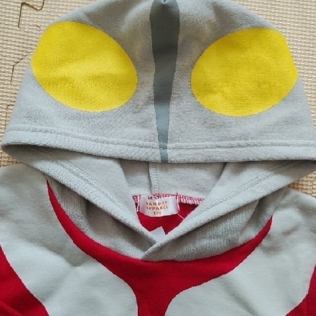 BANDAI(バンダイ)のウルトラマン パーカー 120 新品 キッズ/ベビー/マタニティのキッズ服男の子用(90cm~)(Tシャツ/カットソー)の商品写真