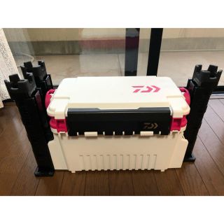 ダイワ(DAIWA)のダイワ タックルボックス TB4000 ホワイト/ピンク、ロッドスタンドTB30(その他)