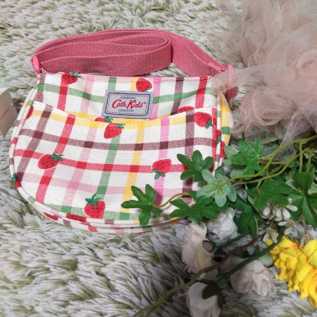 Cath Kidston(キャスキッドソン)の新品　Cath Kidston　ポシェット　いちごギンガムチェック キッズ/ベビー/マタニティのこども用バッグ(ポシェット)の商品写真