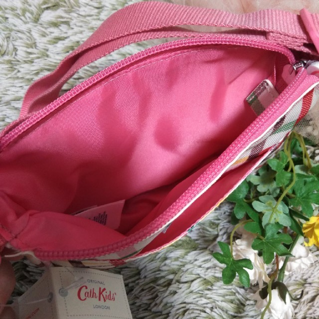 Cath Kidston(キャスキッドソン)の新品　Cath Kidston　ポシェット　いちごギンガムチェック キッズ/ベビー/マタニティのこども用バッグ(ポシェット)の商品写真