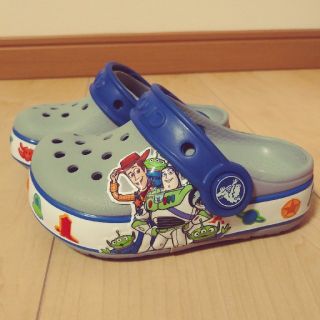 クロックス(crocs)の【新品】光るクロックス　トイストーリー　キッズ　サンダル(サンダル)